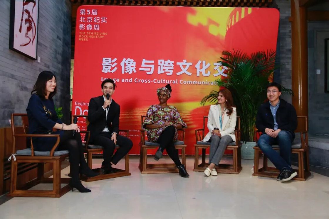 Yingying Li moderating a panel on cross-cultural communication