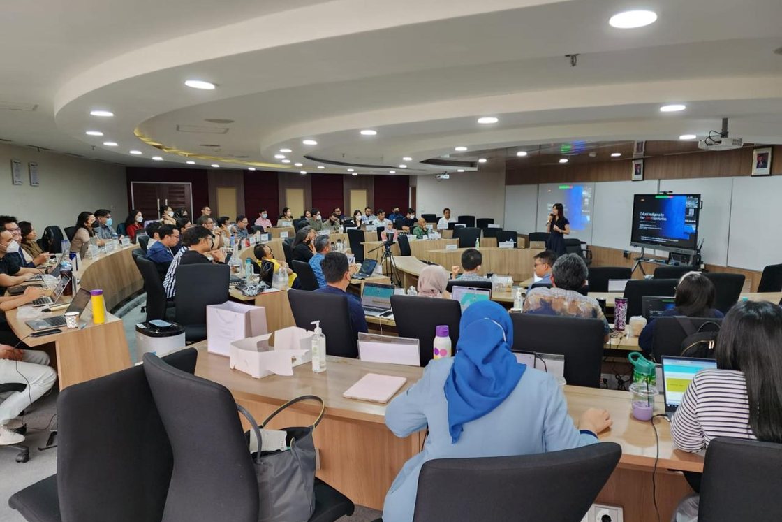 Yingying Li lecturing on Doing Business in Asia at ITB Jakarta
